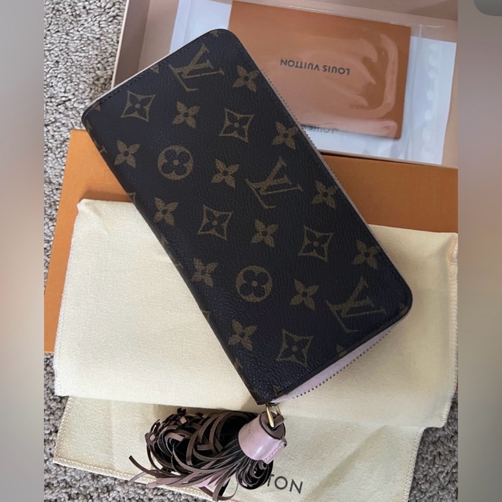 Louis Vuitton pompom zippy wallet
